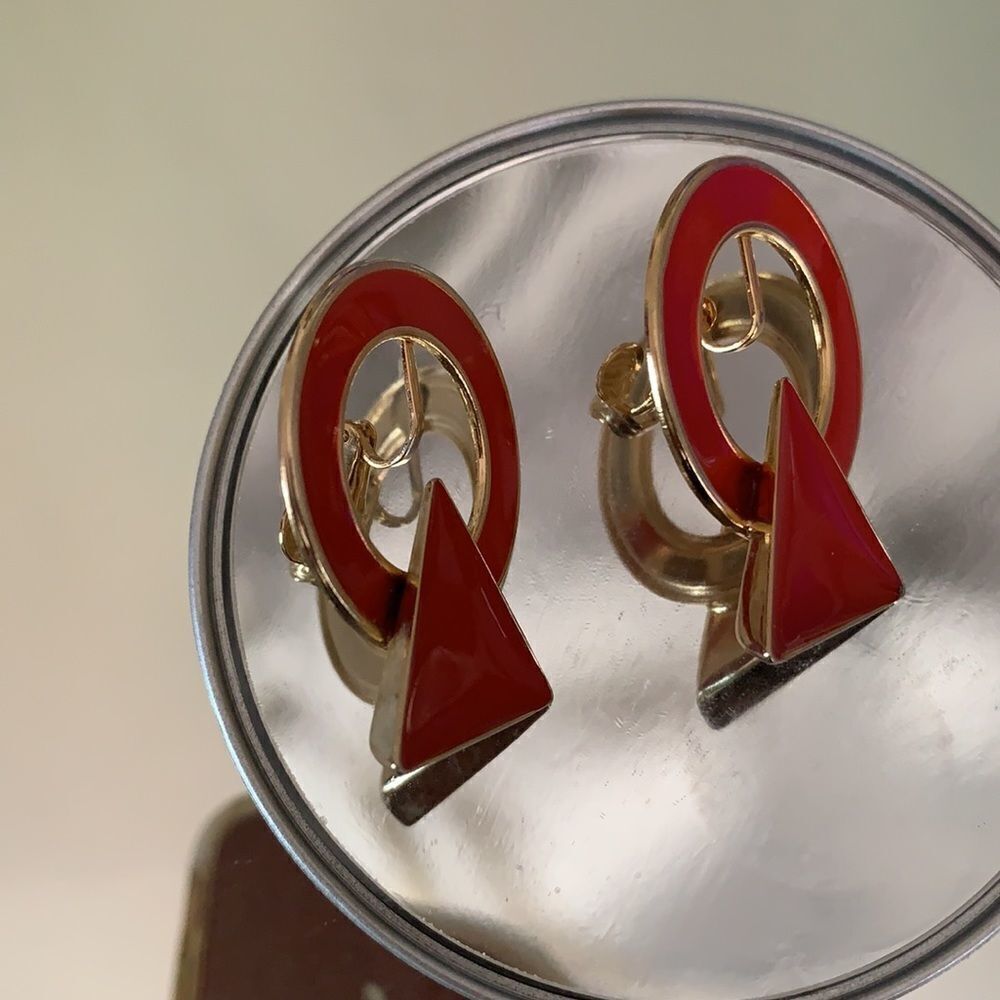 Vtg red enamel painted gold clip on earrings - Picture 6 of 6